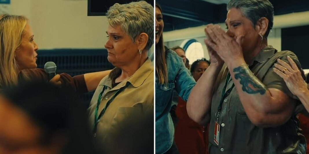 Mulher detenta sendo batizada em presídio nos Estados Unidos após se render a Jesus.