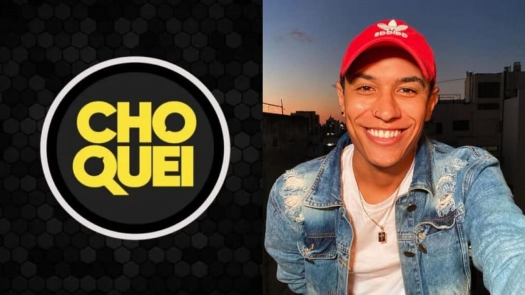 Delegacia da Polícia Federal à noite com pessoas observando a movimentação