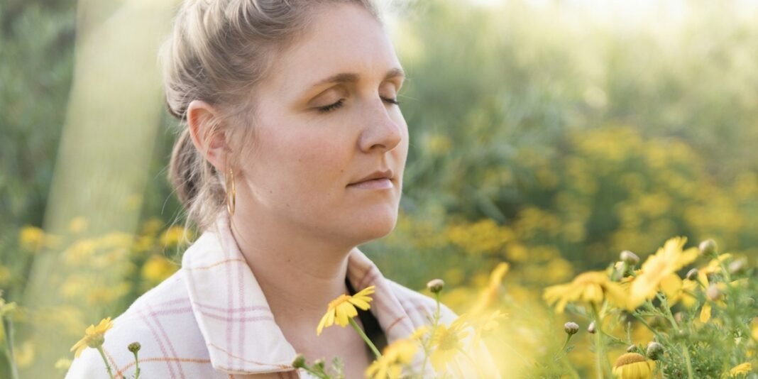 Mulher idosa em oração no Templo de Jerusalém