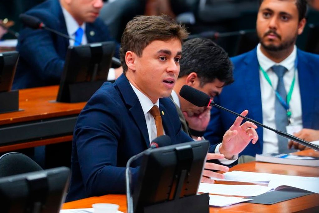 Plenária na Câmara dos Deputados durante debate sobre a jornada de trabalho.