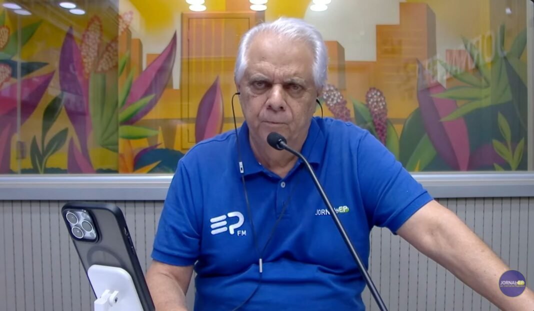 Radialista José Carlos Magdalena em estúdio de rádio anunciando seu afastamento.