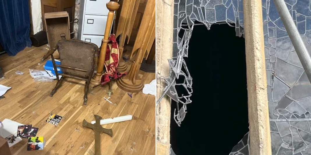 Igreja no Reino Unido com janelas quebradas e pichações como resultado de vandalismo.