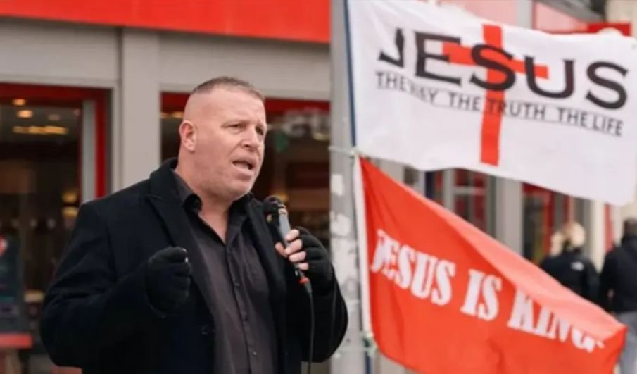 Grupo de fiéis pregando pacificamente em uma rua pública no Reino Unido.