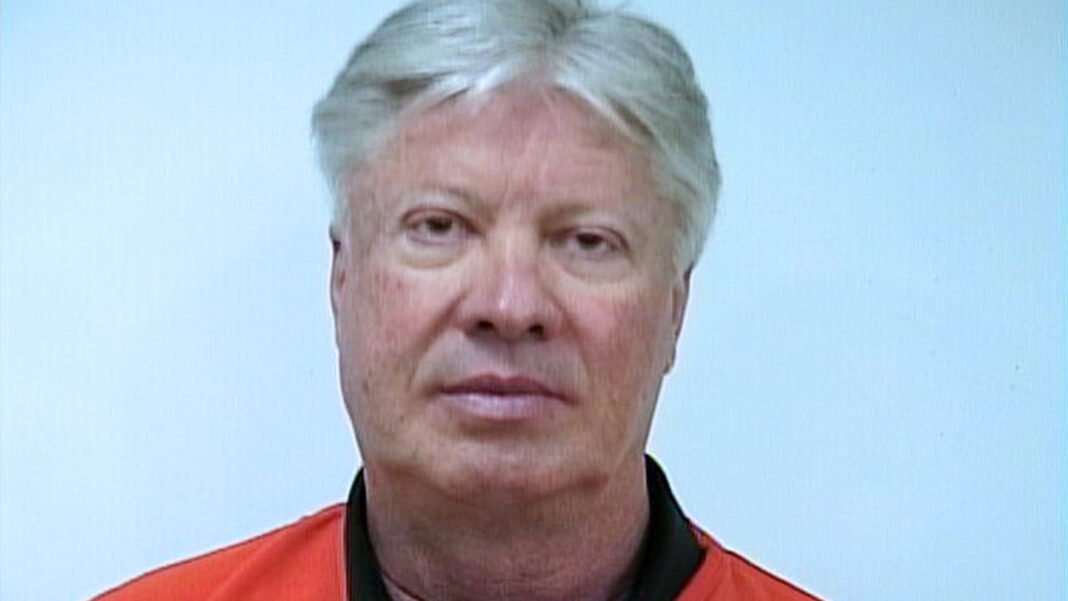 Robert Morris saindo de uma prisão após liberação precoce