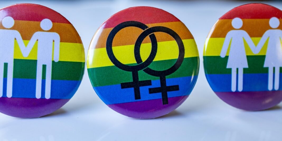 Pais reunidos em frente a uma escola em Santa Catarina discutindo sobre a nova lei de veto a aulas de ideologia de gênero.