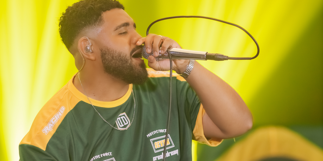 Silas Magalhães em estúdio de gravação trabalhando em sua nova música