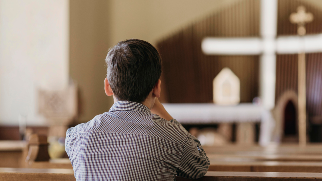 Jovens participando de um evento religioso ao ar livre no Reino Unido, demonstrando engajamento e comunidade.