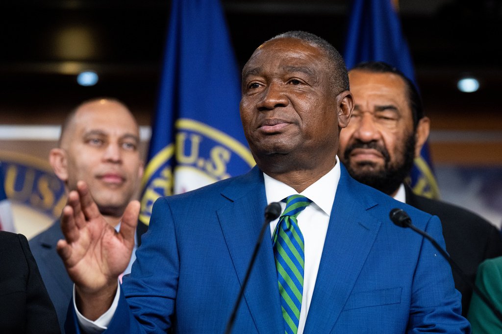 Prédio da Suprema Corte dos Estados Unidos iluminado ao entardecer.