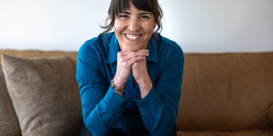 Terapeuta cristã atendendo adolescente em consultório nos EUA