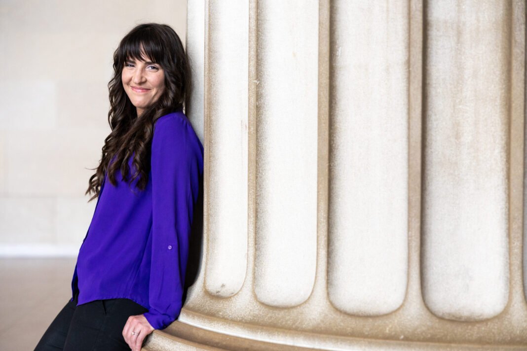 Constituição dos EUA e balança da justiça sobre mesa.