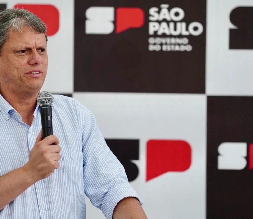 Governador Tarcísio de Freitas em coletiva de imprensa