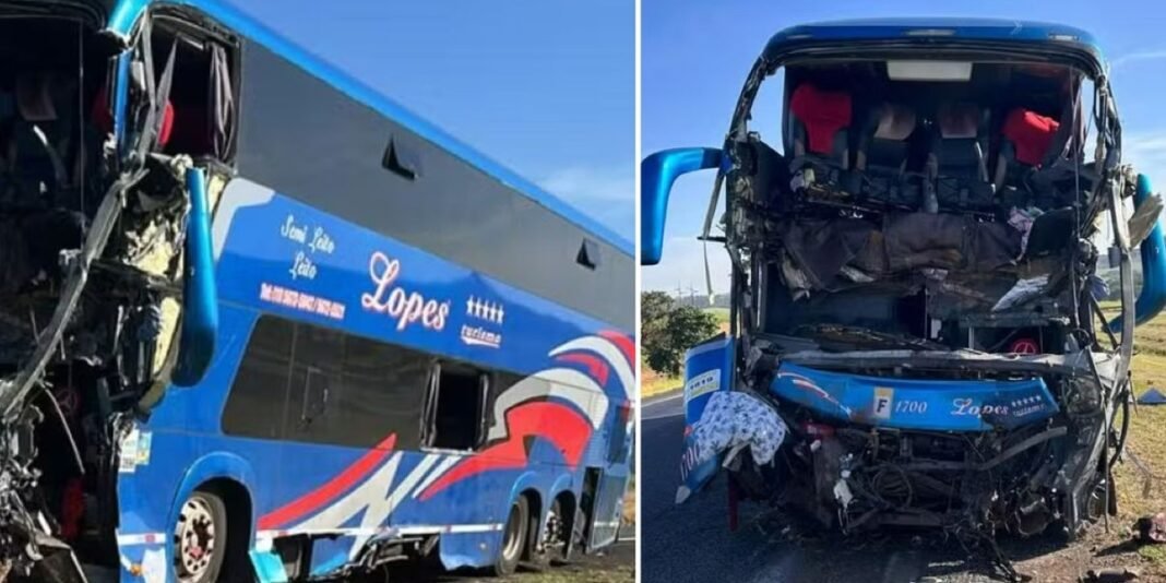 Cena de grave acidente na BR-050 em Uberaba envolvendo um ônibus e uma carreta, com equipes de resgate trabalhando entre os veículos danificados ao amanhecer.