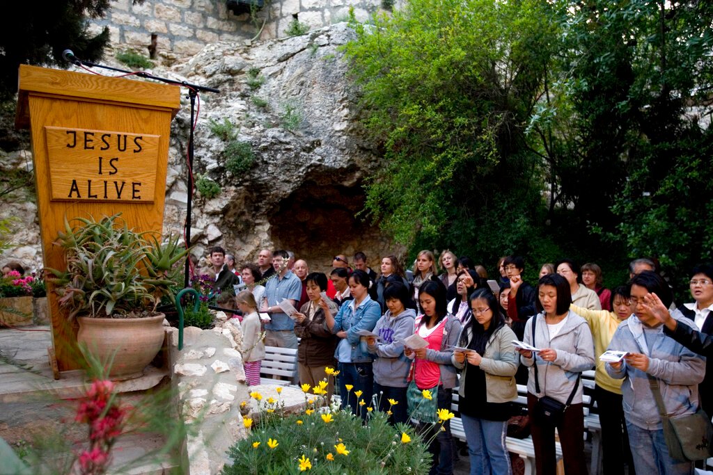 Montanha iluminada por raios divinos durante o amanhecer, simbolizando esperança e transformação espiritual.