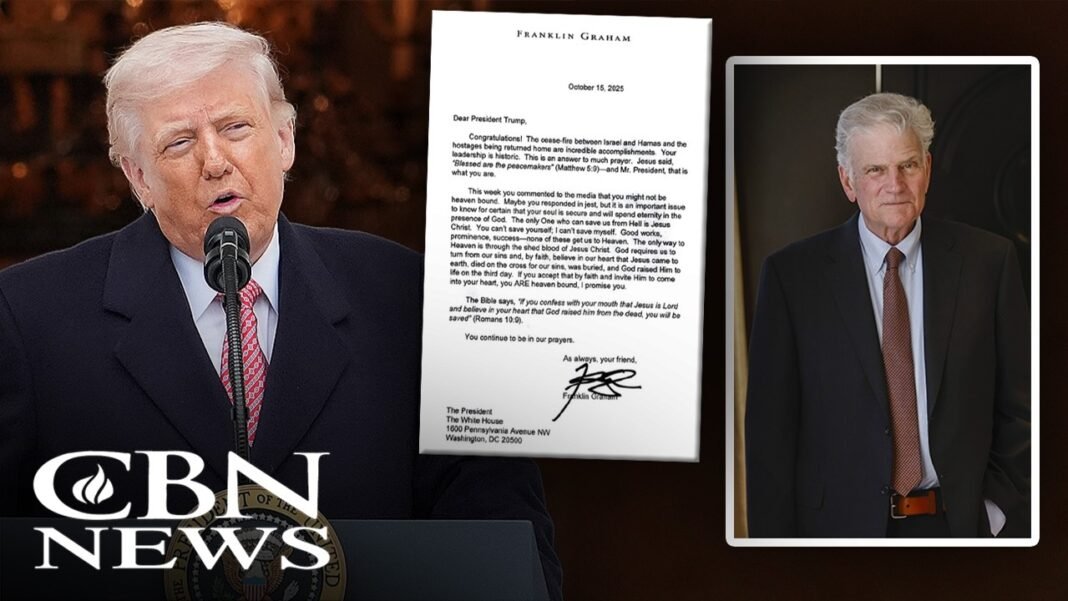 Donald Trump em um púlpito segurando uma carta.