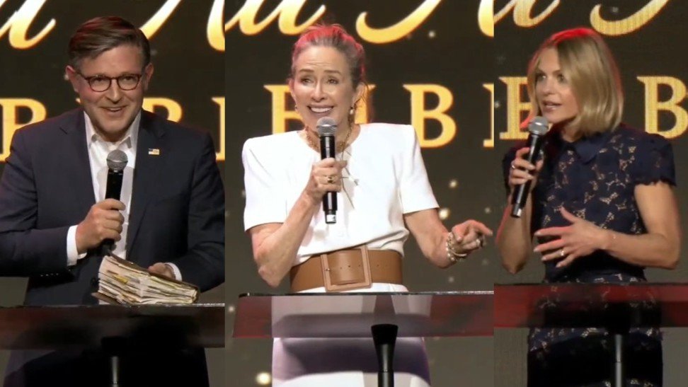 Palco do evento 'America Reads the Bible' com a atriz lendo a Bíblia para uma grande plateia em Washington D.C.