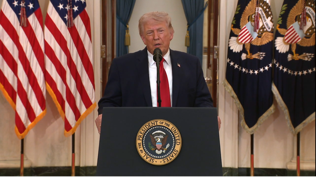 Pódio de imprensa na Casa Branca durante pronunciamento sobre a guerra no Irã.