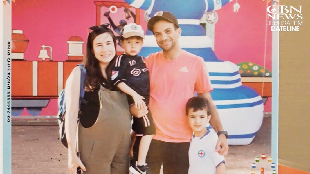 Mulher israelense com três filhos pequenos em casa, demonstrando resiliência após a perda do marido militar