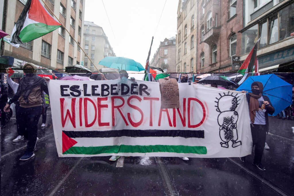 Youtubers cristãos alemães Niko e Tino em seu estúdio de gravação.