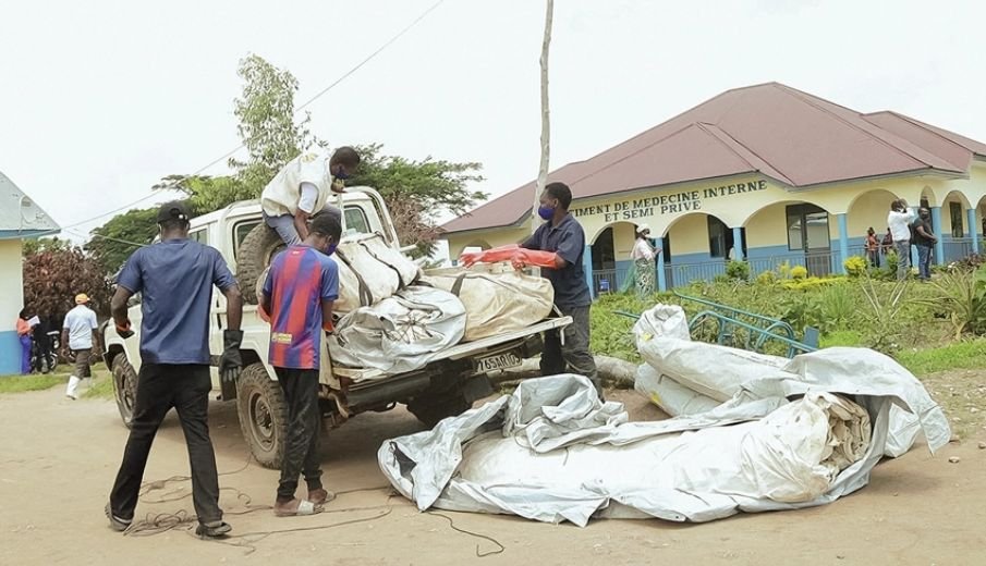 Equipe de saúde distribui material informativo sobre Ebola em comunidade africana.