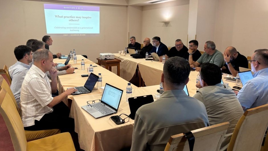 Líderes religiosos das Assembleias de Deus na Europa discutindo estratégias de crescimento e multiplicação de igrejas.