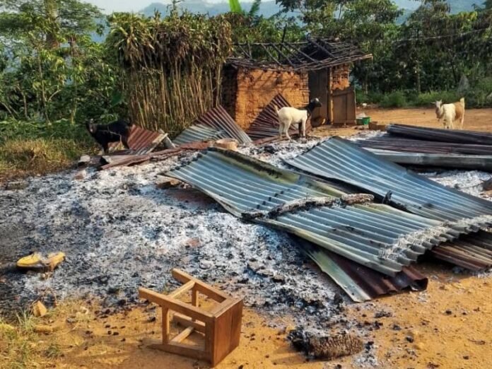 Vila de Biakato após ataque violento Vila de Biakato em ruínas após ataque com casas destruídas e moradores em choque.