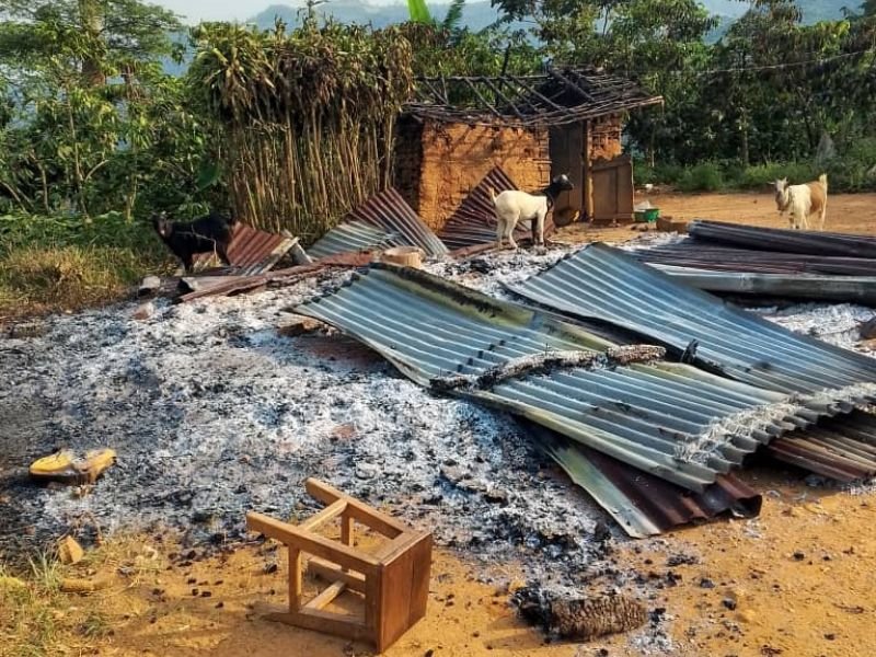 Vila de Biakato em ruínas após ataque com casas destruídas e moradores em choque.
