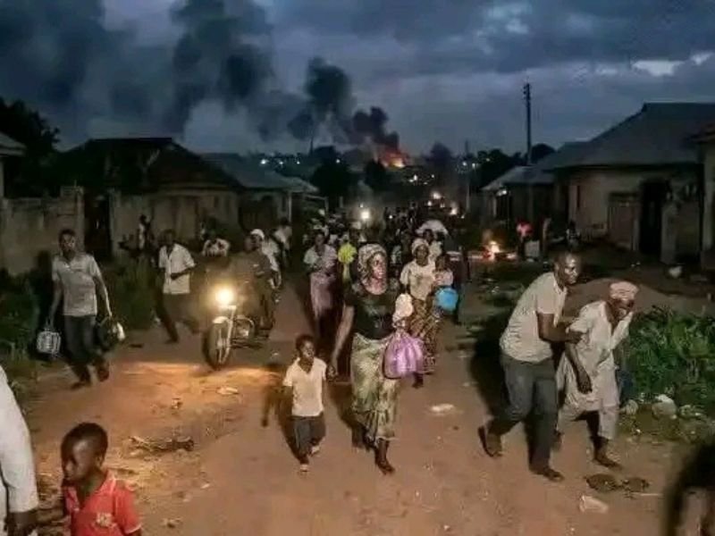 Comunidade devastada após ataques de milícias no estado de Plateau, Nigéria.