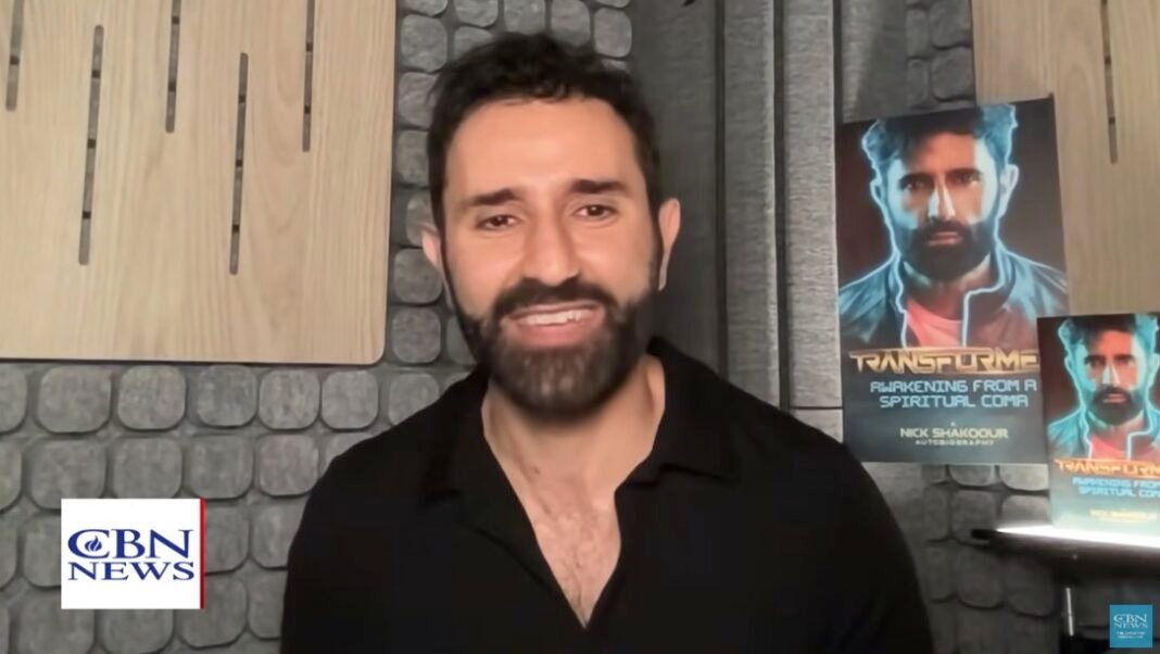 Nick Shakoour, ator de 'The Chosen', em pose para foto profissional.