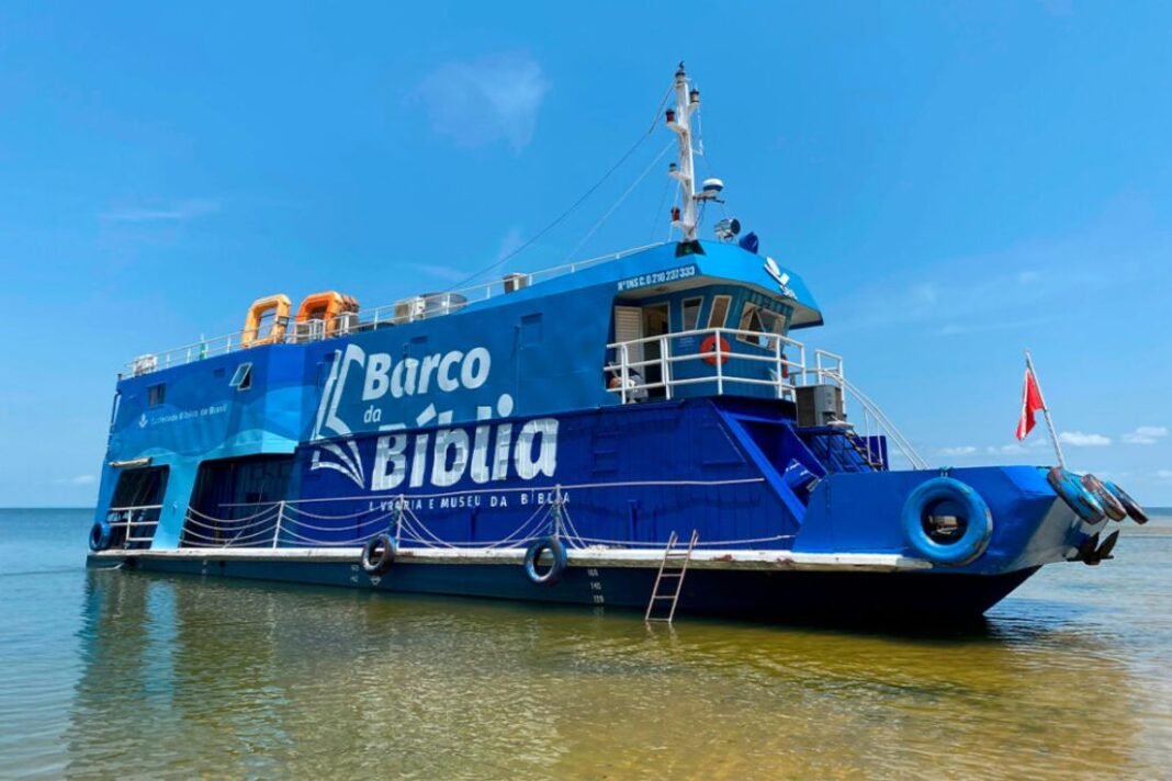 Barco da Bíblia em comunidade ribeirinha na Amazônia