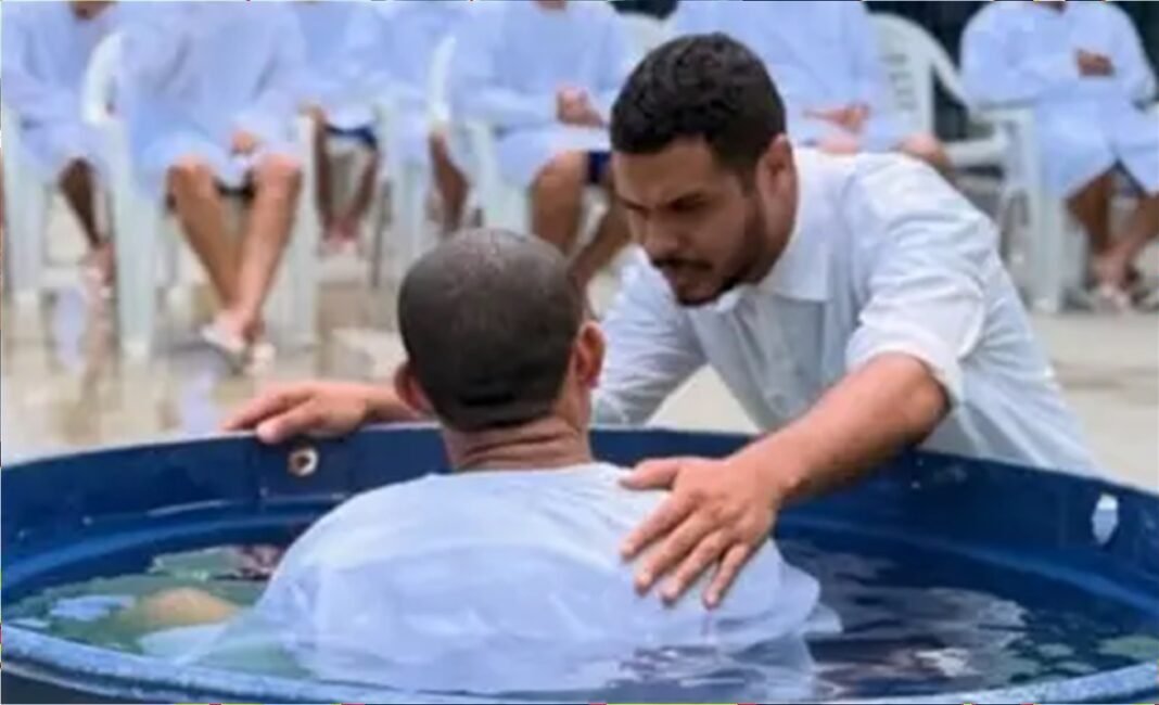 Cerimônia de batismo de 29 detentos em uma penitenciária no Piauí.