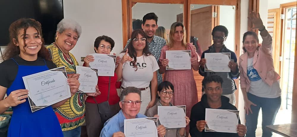 Yaily Valdés traduzindo a Bíblia para língua de sinais em Cuba com um grupo de pessoas surdas.