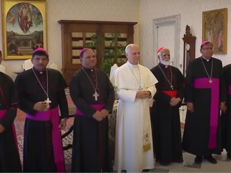 Bispos paquistaneses entregam tapete ao Papa Leo XIV no Vaticano.