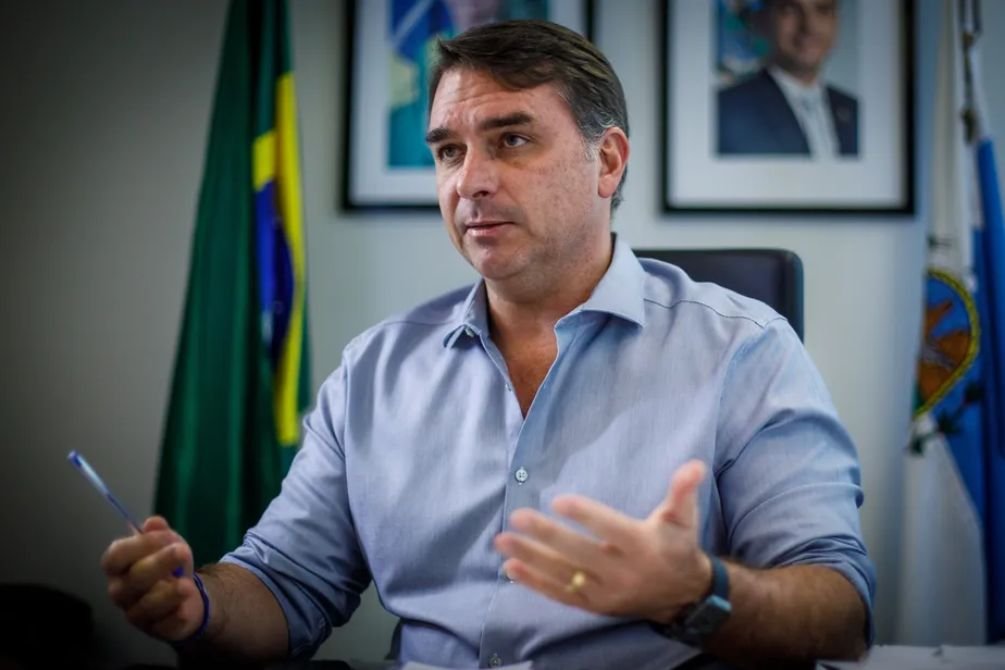 Jair Bolsonaro aconselha Flávio Bolsonaro em reunião