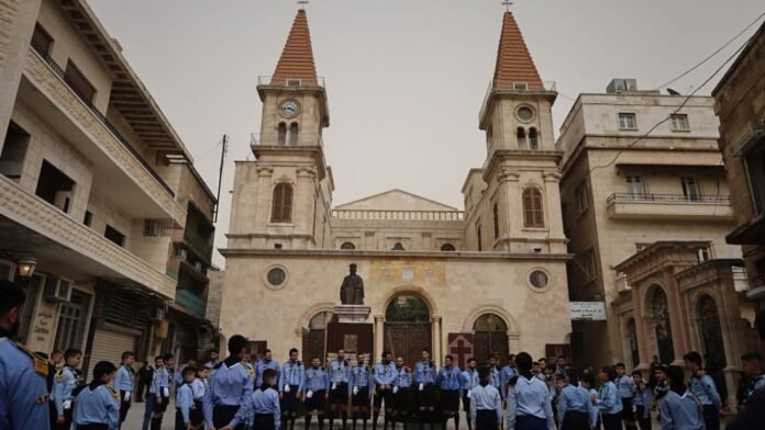 Equipe de desativação de bombas em frente a igreja em Alepo, Síria, após atentado frustrado.