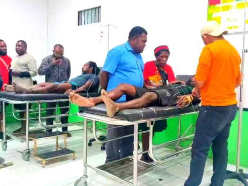 Pátio de igreja na Indonésia após explosão com feridos sendo atendidos.