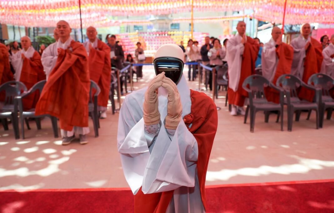 Robô humanoide vestido com manto budista em cerimônia religiosa na Coreia do Sul