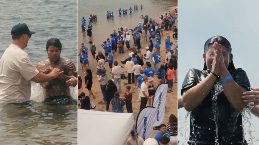 Centenas de pessoas participando de um batismo em massa na praia em Pirate's Cove, Califórnia.