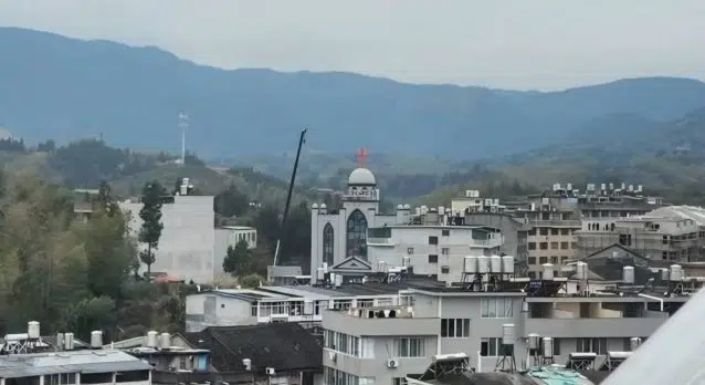 Escombros de igreja demolida na China após ação governamental.