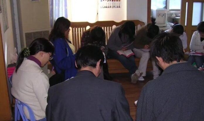 Ambiente de tribunal na China sob iluminação dramática Tribunal na China com iluminação dramática, sugerindo um julgamento.