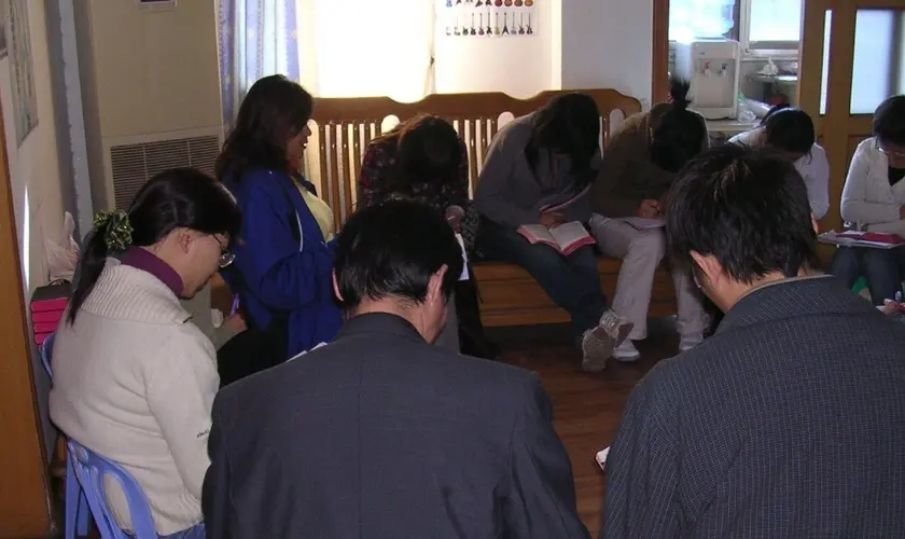Tribunal na China com iluminação dramática, sugerindo um julgamento.