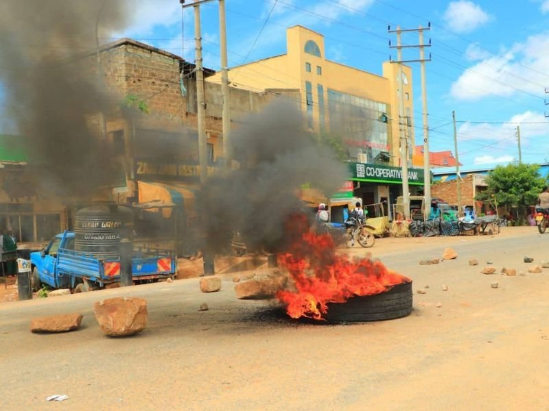Moradores de Mwingi protestam em estrada bloqueada após ataques violentos.