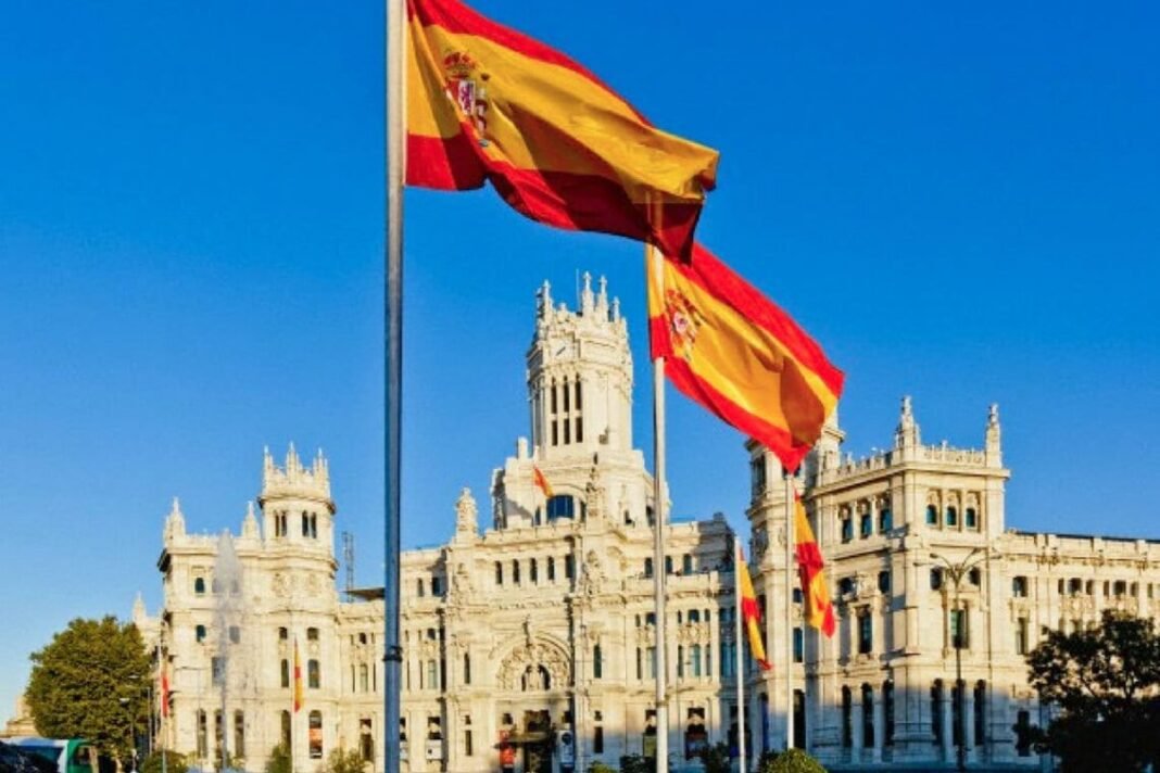 Igreja evangélica em Madri, Espanha, com fiéis entrando e saindo, simbolizando crescimento religioso e comunitário.