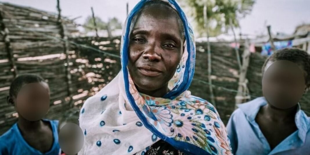 Mulher nigeriana sobrevivente do Boko Haram ensina crianças em campo de refugiados.