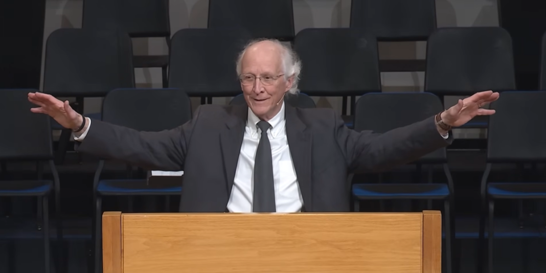 Pastor John Piper em um ambiente de estúdio explicando o conceito de vida após a morte para cristãos.