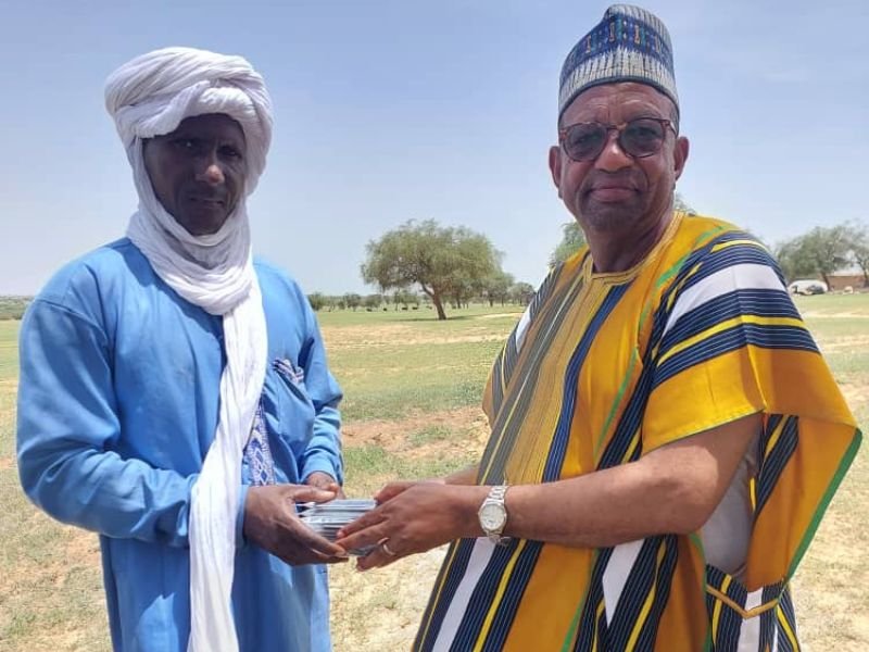 Comunidade cristã Fulani reunida em ambiente rural na Nigéria, expressando dignidade e resiliência.