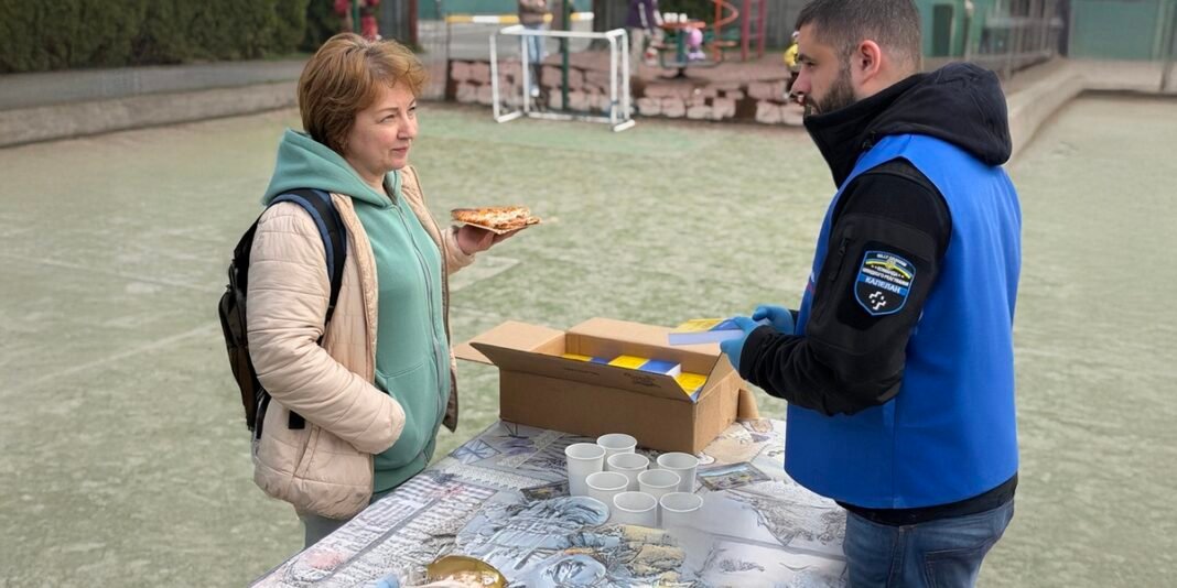 Capelães cristãos distribuindo pizzas em zona de guerra na Ucrânia