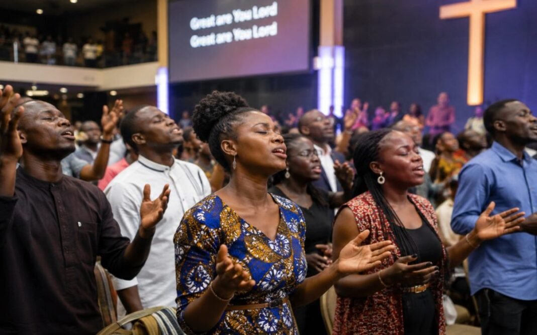 Multidão diversificada em um evento cristão ao ar livre na África