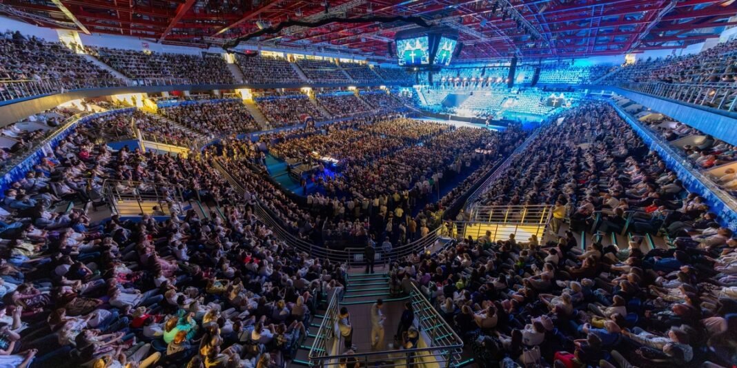 Multidão em cruzada evangelística de Franklin Graham na Bielorrússia