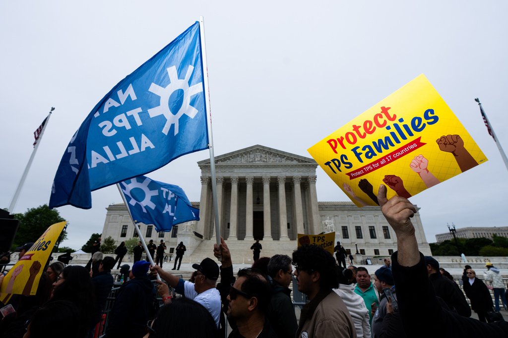 Manifestantes em frente à Suprema Corte dos EUA pedindo a permanência de imigrantes com Status de Proteção Temporária.