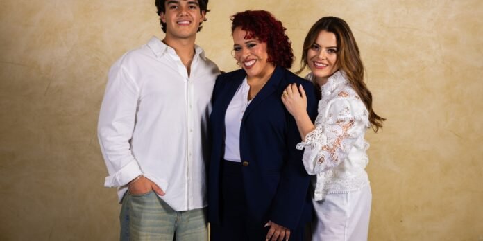 Ana Paula Valadão e Ingrid Rosario cantando juntas em um show